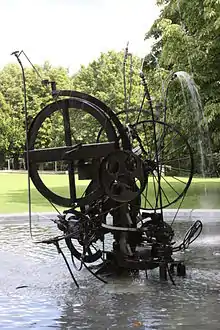 Sculpture-fontaine de Jean Tinguely faite de roues diverses en métal