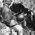 Soldats nippons cachés dans des caves se constituant prisonniers en juillet 1944