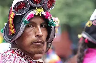 Coiffe traditionnelle (ou montera) utilisée pendant la cérémonie et la danse du Pujllay. Elle mime, par dérision, les casques des conquistadores espagnols du  XVIe siècle. (Photo: Carnaval d’Oruro 2010, inscrit au patrimoine immatériel de l’UNESCO en 2001). Et, en prime, le "regard qui tue"ǃ...