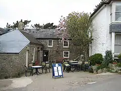 Tinner's Arms (en), pub où logea en 1915 D. H. Lawrence le temps de trouver la location de Higher Tregerthen.