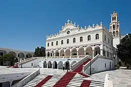 Photographie en couleur d'une grande basilique aux murs blancs.