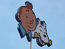 Visages de Tintin et Milou reproduit sur une enseigne.