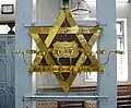 Hanoukkia en forme de maguen David, synagogue Tiphearth Israel à Bombay (Inde), 1924