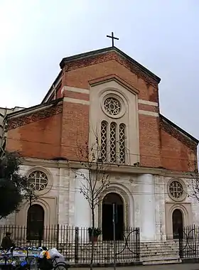 La façade avant de l'église du Sacré-Cœur, à Tirana