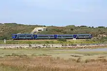 Train de profil dans la baie de Plouharnel.