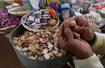 Vente de Tirmania nivea (blanc) et Trefezia claveryi (rouge) préalablement séchés, dans le souk de Er-Rissani (Maroc)