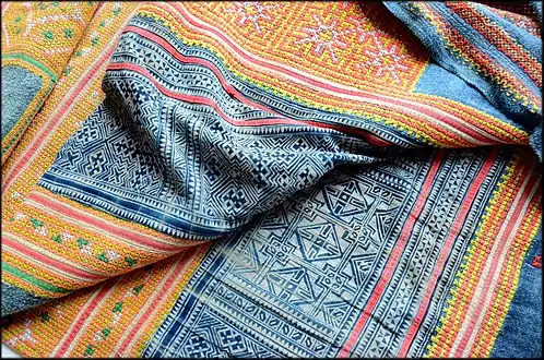 Broderie traditionnelle hmong sur tissu de coton.