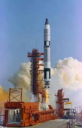 La fusée Titan II GLV au décollage, transportant à son sommet la capsule de la mission Gemini 9