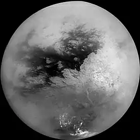 Vue de Titan par la mission Cassini, le 26 octobre 2004. Cette mosaïque de neuf images montre des variations d’éclat de la surface de Titan et des nuages lumineux près du pôle sud. La région la plus lumineuse du côté droit et la région équatoriale portent le nom de Xanadu, tandis que la plus sombre s'appelle Shangri-La. La surface semble jeune du fait de l'absence de cratère visible.