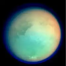 Photographie de Titan en fausses couleurs, montrant des détails de la surface et de l’atmosphère. Xanadu est la région brillante située dans le centre-droit.