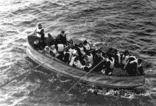 photo en noir et blanc d'un canot en mer avec plusieurs rameurs