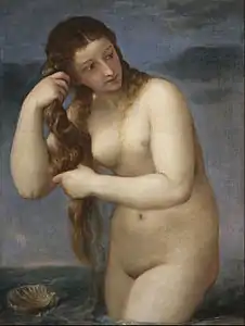 Peinture. Une femme nue, debout de face, les jambes dans une étendue d’eau, regardant vers la droite en tenant à deux mains une longue tresse de sa chevelure brune. Le fond est un ciel bleu nuageux et sombre.