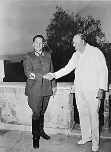 Tito, en uniforme, serrant la main de Winston Churchill, en civil.