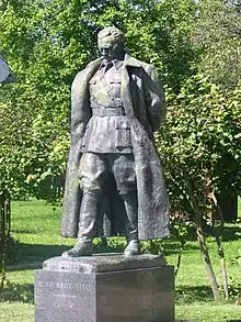 Un statue représentant Tito en uniforme.