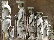 Les Cariatides du Canope encadrées par les statues de Silènes.