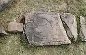 Stèle déplacée sur le site de Tiya