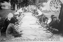 Cérémonie au cimetière de Tlemcen organisée par la société Evrat Guemelout après l'enfouissement des livres sacrés hors d'usage, avec repas offert aux pauvres, début XXe