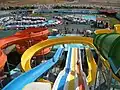 Toboggans vu de haut avec vu sur l'Aqualand et le Parking au loin au Lompi Family Park