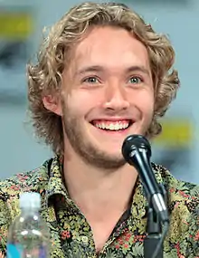 Toby Regbo interprète François II