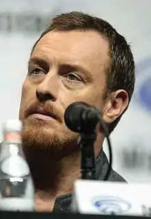 Toby Stephens interprète John Robinson.