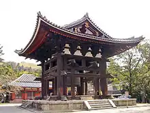 Le shōrō du Tōdai-ji est un fukihanachi d'une taille très au-dessus de la moyenne.