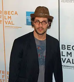 Todd Stashwick dans le rôle Blake