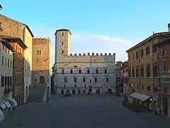 Piazza del Popolo - au fond, le palais des Prieurs.