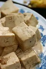 Du tofu coupé en dés