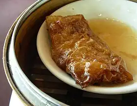 Rouleau de peau de tofu, un mets dim sum.