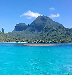 Vue du mont Tohiea depuis le lagon de Moorea, côte est.