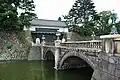 Le pont Meganebashi et la porte.