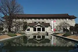 Le Honkan du Musée national de Tokyo réalisé par Jin Watanabe (en), relève du style à toiture impériale (en).