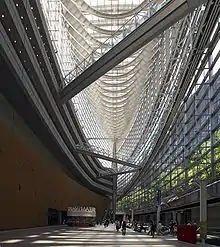 Intérieur de l'atrium du Tokyo International Forum