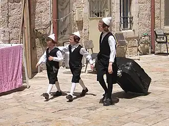 Enfants se préparant pour le chabbat dans le quartier de Méa Shéarim à Jérusalem.
