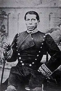 photographie en noir et blanc du général Mejia en tenue d'officier mexicain
