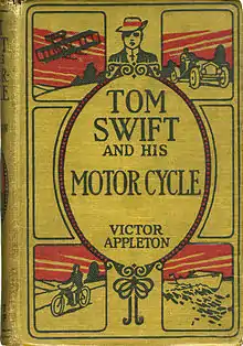 Couverture de livre montrant le titre, et l'auteur « Victor Appleton ». Le titre est surmonté par le dessin d'un garçon avec un chapeau aux bords recourbés. Autour du titre se trouve des images montrant un avion, une voiture, un bateau et une moto.
