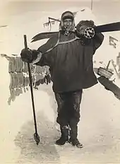 Photographie en noir et blanc de Tom Crean chaudement habillé.