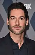 Tom Ellis interprète Lucifer Morningstar et Michael Demiurgos