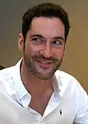 Tom Ellis interprète Lucifer Morningstar.