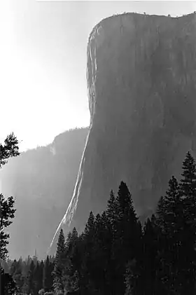 Vue de profil de l'arête séparant les deux parois d'El Capitan (1960). La voie The Nose emprunte cette arête.