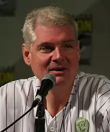 Homme blanc aux cheveux blancs et yeux verts.