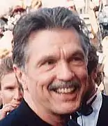 Tom Skerritt (Dr John « Doc » Fury)