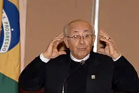 L'évêque Tomás Balduino avec l'anneau de tucum à la main gauche.