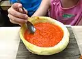 Potage anglais "Tomato soup" dans un pain creux levé, potage liquide épaissi.