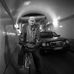 Horst Tomayer à vélo dans le Alter Elbtunnel à Hambourg. Photo du film « Cycling to Liberation ».