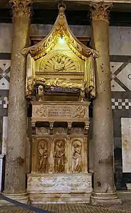 Les vertus théologales sur le tombeau de l'antipape Jean XXIII par Donatello et Michelozzo