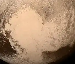 La région Tombaugh, photographiée par la sonde New Horizons. La plaine Spoutnik est la région centrale du lobe gauche du « cœur ».