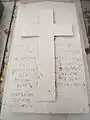 Une tombe avec croix et inscription des personnes mortes.