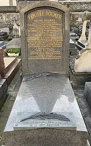 Photo en couleur d'une tombe comportant de nombreuses inscriptions