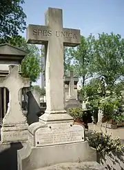 Photo de la tombe de Paul Michaux au cimetière du Montparnasse. Croix marquée SPES UNICA avec au pied une plaque portant l’inscription « Docteur Paul Michaux 1854-1923 Chirurgien honoraire des hôpitaux de Paris Chevalier de la légion d’honneur Commandeur de l’ordre de St Sylvestre Fondateur et président de la conférence Laennëc et de La F.G.S.P.F. ».